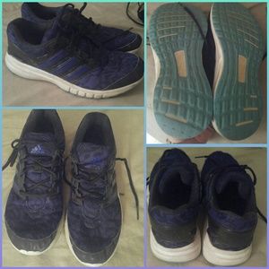 Women's size 8 Adidas tennis shoes.